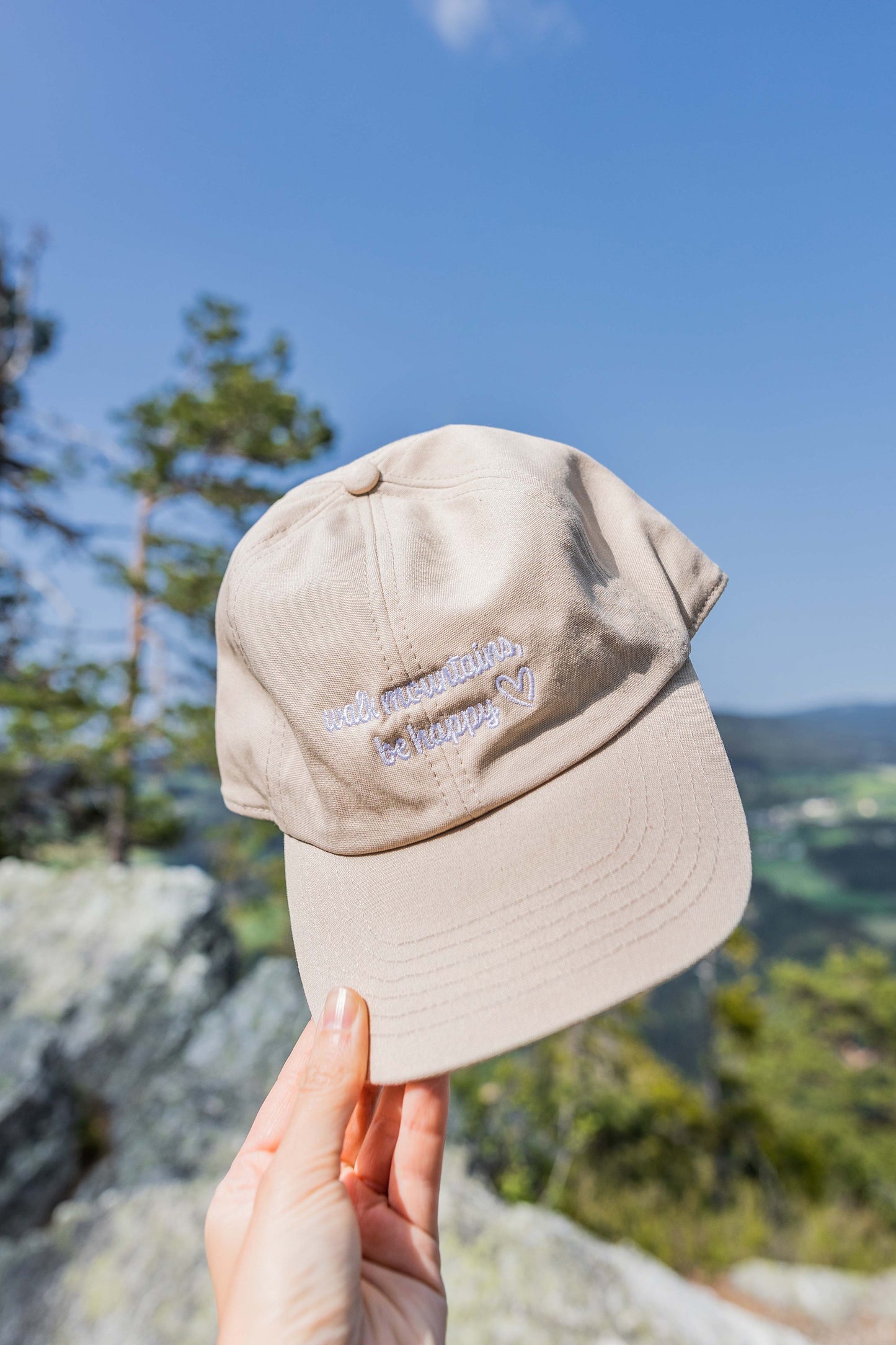 WALK MOUNTAINS, BE HAPPY - ORGANIC CAP MIT STICK