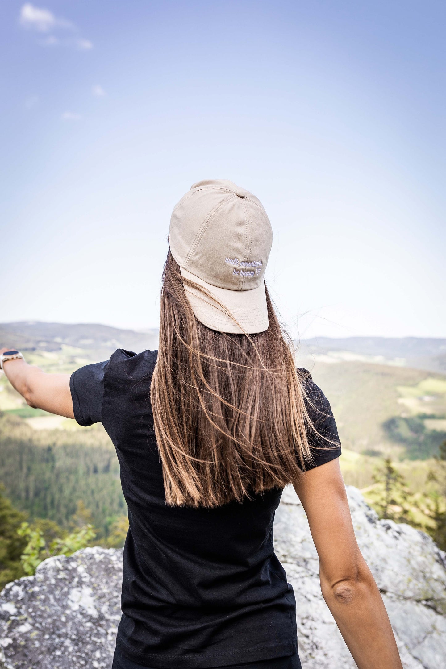 WALK MOUNTAINS, BE HAPPY - ORGANIC CAP MIT STICK