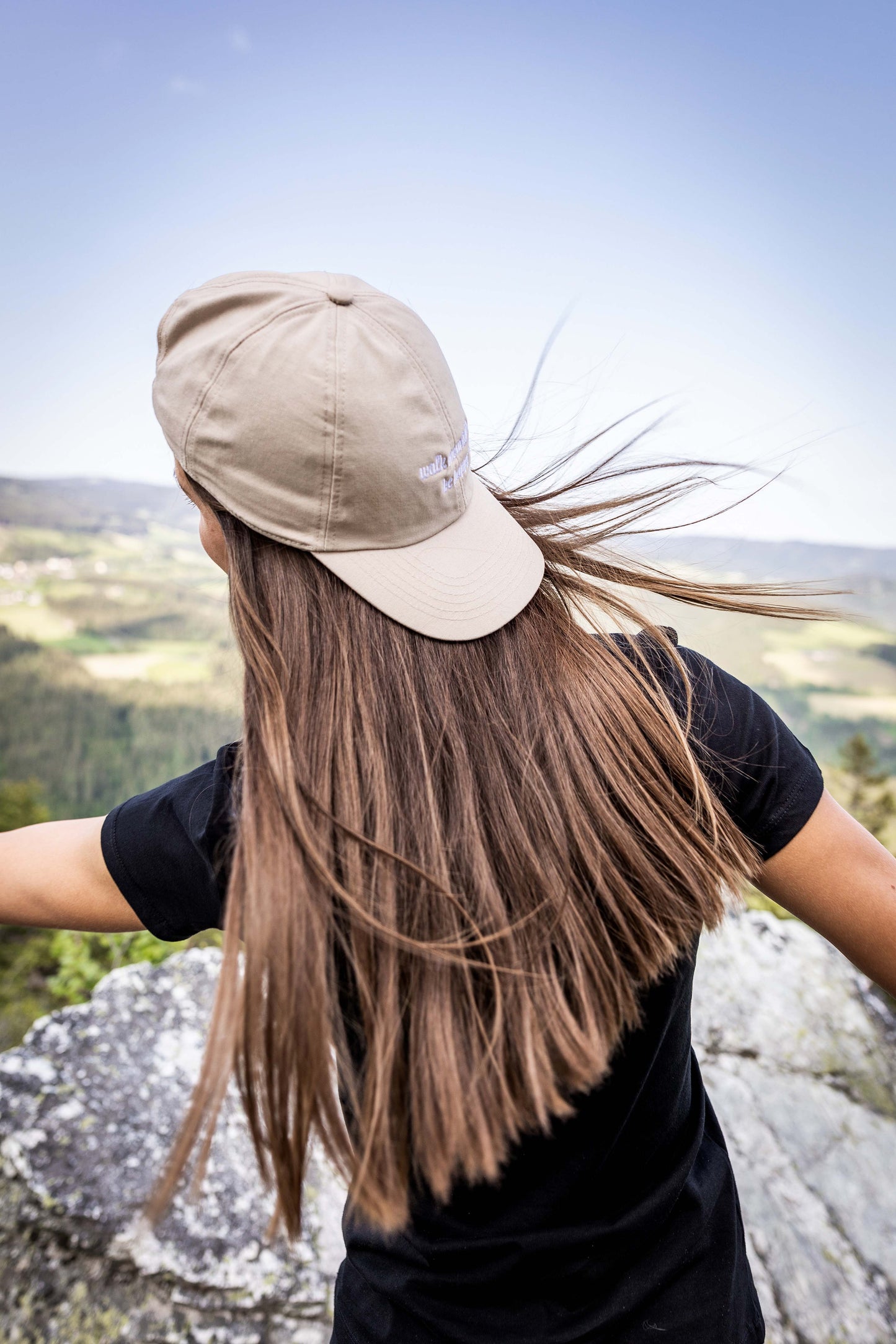 WALK MOUNTAINS, BE HAPPY - ORGANIC CAP MIT STICK